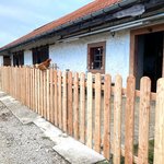 Lärchenzaun Holz vor die Pfosten mit T-Stahlpfosten verzinkt einbetoniert wurde in Provence von Swissclôture Nord Vaudois, Pomy im Jahr 2025 erstellt.