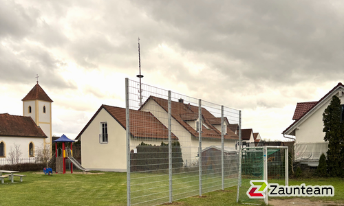 Ballfang Doppelstab mit Pfosten verzinkt und Abdeckleisten wurde in Aichach von Zaunteam Schwaben-Nord, Todtenweis im Jahr 2024 erstellt.