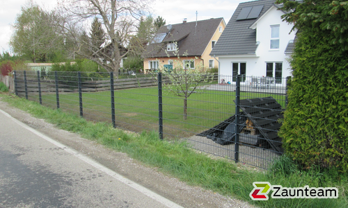 Doppelstabmatten schwer vorverzinkt und anthrazit beschichtet mit Pfosten 60 x 40 mit Abdeckleisten einbetoniert wurde in Hofstetten von Zaunteam Ammersee, Hofstetten im Jahr 2022 erstellt.