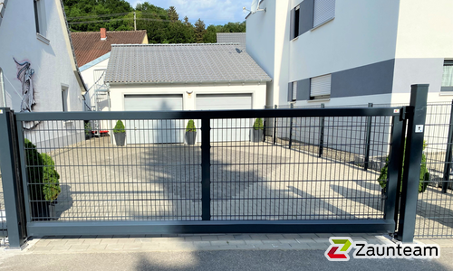 Schiebetor Aluminium wurde in Bad Schussenried von Zaunteam Oberschwaben, Obermarchtal im Jahr 2021 erstellt.