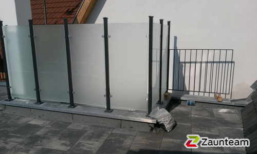 Glas Sichtschutz mit vierkant Edelstahlpfosten einbetoniert (CH) wurde in Bad Staffelstein von Zaunteam Coburg, Untersiemau im Jahr 2015 erstellt.
