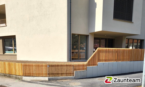 Lärchenzaun Holz vor die Pfosten mit T-Stahlpfosten verzinkt mit Fussplatte wurde in Meiringen von Zaunteam Berner Oberland, Ringgenberg im Jahr 2025 erstellt.
