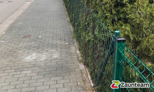 Diagonalgeflecht grün mit Rohrpfosten grün einbetoniert wurde in Leipzig von Zaunteam Leipzig, Leipzig im Jahr 2021 erstellt.