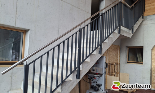 Staketengeländer mit Handlauf wurde in Mörel von Zaunteam Wallis, Niedergesteln im Jahr 2025 erstellt.