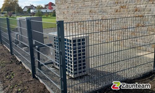 Doppelstabmatten schwer feuerverzinkt und anthrazit beschichtet mit Pfosten 60 x 40 mit Abdeckleisten einbetoniert wurde in Hohentengen von Zaunteam Obere Donau-Bodensee, Sauldorf-Krumbach im Jahr 2025 erstellt.