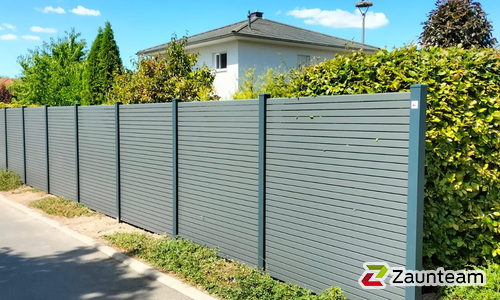 Alu Varioprofil Rhombus mit Aluminiumpfosten vierkant 85 x 85 mm einbetoniert wurde in Bad- Belzig von Zaunteam Fläming, Coswig im Jahr 2022 erstellt.