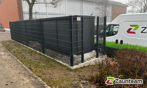 Doppelstabmatten schwer feuerverzinkt und anthrazit beschichtet mit Pfosten 60 x 40 mit Abdeckleisten einbetoniert wurde in Seuzach von Zaunteam Neftenbach, Neftenbach im Jahr 2025 erstellt.