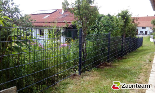 Doppelstabmatten schwer feuerverzinkt und anthrazit beschichtet mit Pfosten 60 x 40 mit Abdeckleisten einbetoniert wurde in Dietmannsried von Zaunteam Allgäu, Bad Hindelang - Unterjoch im Jahr 2017 erstellt.
