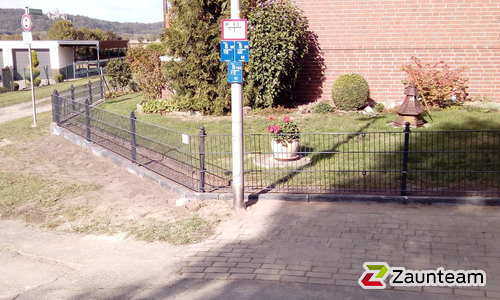 Doppelstabmatten schwer feuerverzinkt und anthrazit beschichtet mit Pfosten 60 x 40 mit Bügel einbetoniert wurde in Nordstemmen von Zaunteam Weser-Leine, Salzhemmendorf im Jahr 2019 erstellt.