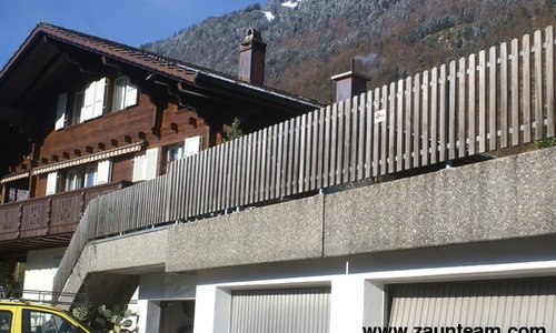 Staketen Holz vor die Pfosten / T-Stahl Pfosten feuerverzinkt einbetoniert wurde in Ringgenberg von Zaunteam Berner Oberland, Ringgenberg im Jahr 2010 erstellt.