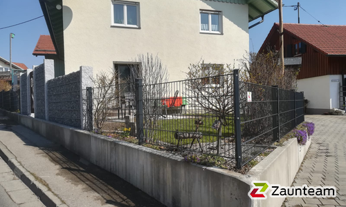 Doppelstabmatten schwer feuerverzinkt und anthrazit beschichtet mit Pfosten 60 x 40 mit Abdeckleisten einbetoniert wurde in Eggenthal von Zaunteam Allgäu, Bad Hindelang - Unterjoch im Jahr 2020 erstellt.