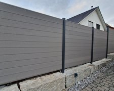  WPC Sichtschutz Discrétion / einbetoniert wurde in Bachs von Zaunteam Zürich-Unterland, Oberhasli im Jahr 2023 erstellt.