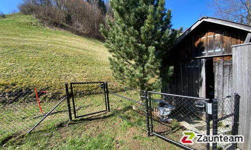 Diagonalgeflecht anthrazit metallic mit Rohrpfosten anthrazit metallic einbetoniert wurde in Urnäsch von Zaunteam Appenzellerland, Wasserauen im Jahr 2025 erstellt.