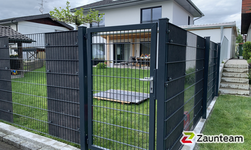 Doppelstabmatten schwer feuerverzinkt und anthrazit beschichtet mit Pfosten 60 x 40 mit Abdeckleisten einbetoniert wurde in Hohenems von Zaunteam Vorarlberg, Dornbirn im Jahr 2020 erstellt.
