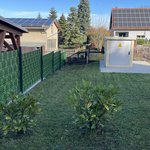 Doppelstabmatten leicht feuerverzinkt und grün beschichtet mit Pfosten Vario einbetoniert wurde in Taura von Zaunteam Mittelsachsen, Roßwein im Jahr 2025 erstellt.