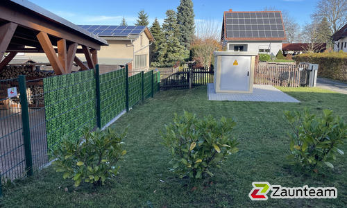 Doppelstabmatten leicht feuerverzinkt und grün beschichtet mit Pfosten Vario einbetoniert wurde in Taura von Zaunteam Mittelsachsen, Roßwein im Jahr 2025 erstellt.