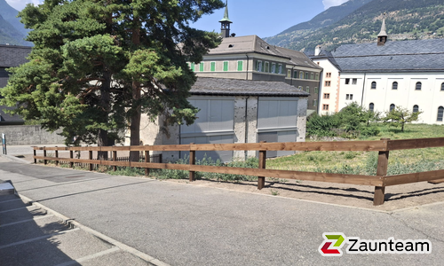 Halbrundlattenzaun mit Tannenpfosten zylindrisch wurde in Brig von Zaunteam Wallis, Niedergesteln im Jahr 2026 erstellt.