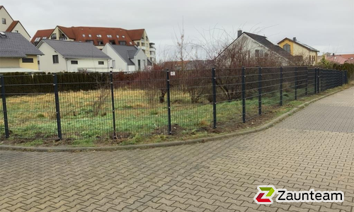 Doppelstabmatten leicht feuerverzinkt und anthrazit beschichtet mit Pfosten Vario einbetoniert wurde in Leipzig von Zaunteam Leipzig, Leipzig im Jahr 2022 erstellt.