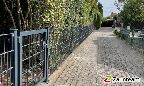 Doppelstabmatten schwer feuerverzinkt und anthrazit beschichtet mit Pfosten 60 x 40 mit Abdeckleistenmit Fussplatte wurde in Seggebruch von Zaunteam Schaumburger Land, Stadthagen im Jahr 2023 erstellt.