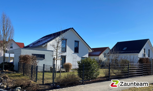 Doppelstabmatten schwer feuerverzinkt und anthrazit beschichtet mit Pfosten 60 x 40 mit Abdeckleisten einbetoniert wurde in Warthausen von Zaunteam Oberschwaben, Obermarchtal im Jahr 2022 erstellt.