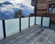 Glas Geländer wurde in Guttet von Zaunteam Wallis, Niedergesteln im Jahr 2020 erstellt.