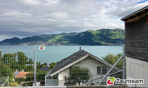 Knotengitter Torus, engmaschig mit Rohrpfosten verzinkt einbetoniert wurde in Spiez von Zaunteam Berner Oberland, Ringgenberg im Jahr 2025 erstellt.