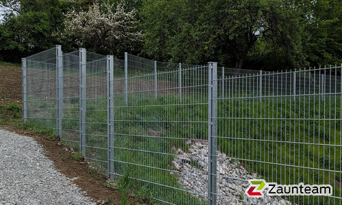 Doppelstabmatten leicht verzinkt mit Pfosten 40x60 verzinkt mit Abdeckleisten einbetoniert wurde in Obersontheim von Zaunteam Schwäbisch Hall, Schwäbisch Hall im Jahr 2024 erstellt.