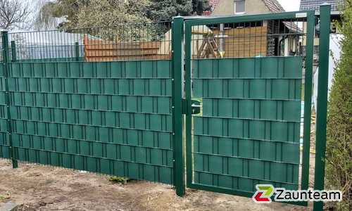 Doppelstabmatten schwer vorverzinkt und grün beschichtet mit Pfosten 60 x 40 mit Abdeckleisten einbetoniert wurde in Gräfenhainichen von Zaunteam Fläming, Coswig im Jahr 2021 erstellt.
