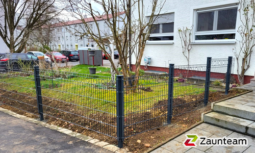 Deko-Doppelstabmatten Berlin anthrazit mit Pfosten 40x60 anthrazit und Abdeckleisten einbetoniert wurde in Stuttgart von Zaunteam Fenzhöfe Oberwälden, Oberwälden im Jahr 2024 erstellt.