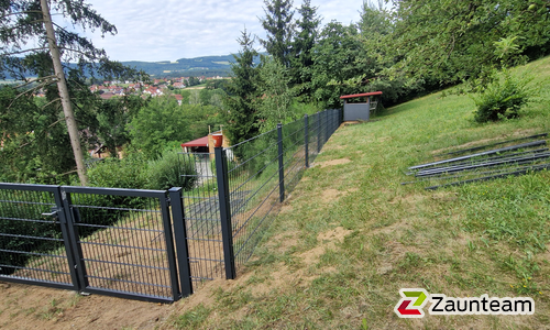 Doppelstabmatten leicht vorverzinkt und anthrazit beschichtet mit Pfosten 60 x 40 mit Bügel einbetoniert wurde in Pöllau von Zaunteam Oststeiermark, Grafendorf bei Hartberg im Jahr 2026 erstellt.