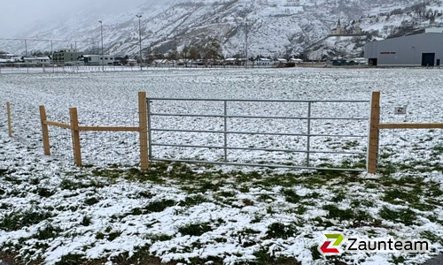 Knotengitter Tornado mit Robinienpfosten roh wurde in Raron von Zaunteam Wallis, Niedergesteln im Jahr 2026 erstellt.
