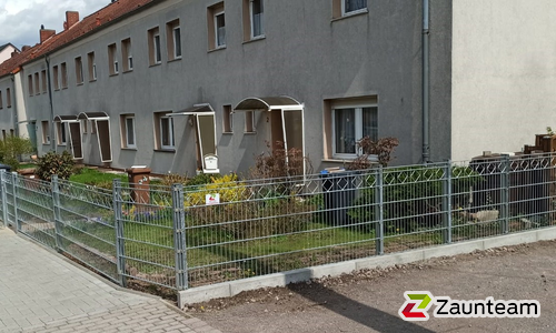 Decorzaun Verona mit Decorzaun Pfosten einbetoniert wurde in Bitterfeld-Wolfen von Zaunteam Fläming, Coswig im Jahr 2021 erstellt.