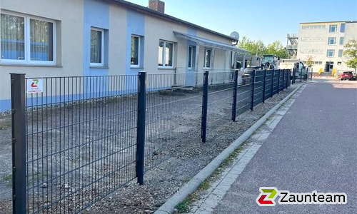 Doppelstabmatte schwer verzinkt mit Pfosten Vario verzinkt einbetoniert wurde in Landsberg von Zaunteam Halle, Halle im Jahr 2024 erstellt.