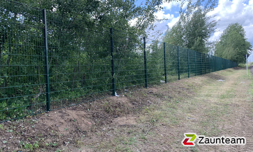Doppelstabmatten schwer vorverzinkt und grün beschichtet mit Pfosten 60 x 40 mit Abdeckleisten einbetoniert wurde in Schwedt von Zaunteam Pasewalk, Pasewalk im Jahr 2024 erstellt.