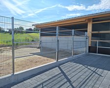 Doppelstabmatten schwer verzinkt mit Pfosten 40x60 verzinkt mit Abdeckleisten mit Fussplatte wurde in Avry von Zaunteam Spahni, Laupen BE im Jahr 2024 erstellt.
