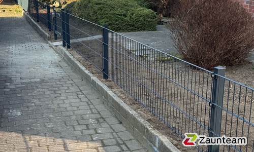 Doppelstabmatten leicht feuerverzinkt und anthrazit beschichtet mit Pfosten Vario einbetoniert wurde in Harsefeld von Zaunteam Stade-Geestland, Fredenbeck im Jahr 2025 erstellt.