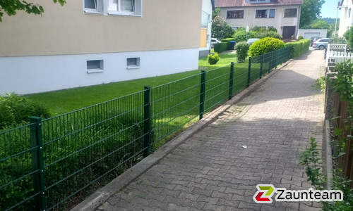 Doppelstabmatten schwer feuerverzinkt und grün beschichtet mit Pfosten 60 x 40 mit Abdeckleisten einbetoniert wurde in Hameln von Zaunteam Weser-Leine, Salzhemmendorf im Jahr 2021 erstellt.