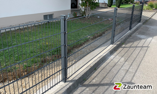 Doppelstabmatten schwer vorverzinkt und anthrazit beschichtet mit Pfosten 60 x 40 mit Abdeckleisten einbetoniert wurde in Unlingen von Zaunteam Oberschwaben, Obermarchtal im Jahr 2019 erstellt.