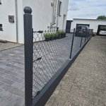 Diagonalgeflecht anthrazit mit Rohrpfosten anthrazit mit Fussplatte wurde in Bruchmühlbach-Miesau von Zaunteam Saar-Pfalz, Bruchmühlbach-Miesau im Jahr 2026 erstellt.