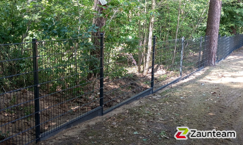 Doppelstabmatten leicht vorverzinkt und anthrazit beschichtet mit Pfosten Vario einbetoniert wurde in Michendorf von Zaunteam Fläming, Coswig im Jahr 2025 erstellt.