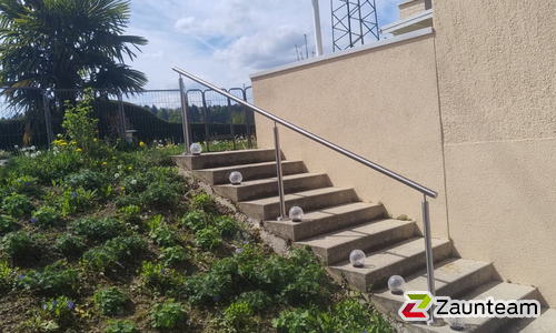 Edelstahl Handlauf geneigt mit Fussplatte wurde in Niederwil von Zaunteam Aargau, Egliswil im Jahr 2026 erstellt.