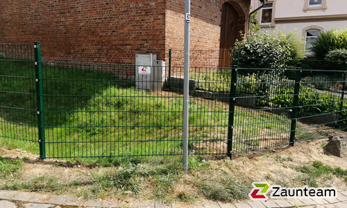 Doppelstabmatte schwer verzinkt mit Pfosten Vario verzinkt einbetoniert wurde in Coppenbrügge von Zaunteam Weser-Leine, Salzhemmendorf im Jahr 2019 erstellt.