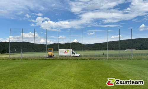 Ballfang Doppelstab mit Pfosten verzinkt und Abdeckleisten wurde in Tuttlingen-Nendingen von Zaunteam Obere Donau-Bodensee, Sauldorf-Krumbach im Jahr 2026 erstellt.