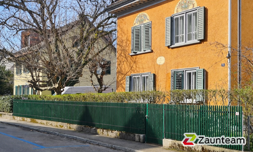 Staketen Holz mit U-Stahl Traverse / T-Stahl Pfosten verzinkt in Aussparung (CH) wurde in Winterthur von Zaunteam Neftenbach, Neftenbach im Jahr 2024 erstellt.