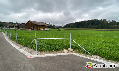 Drahtzaun verzinkt mit Rohrpfosten verzinkt CH einbetoniert wurde in Kirchberg von Zaunteam Appenzellerland, Wasserauen im Jahr 2024 erstellt.