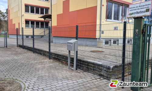 Doppelstabmatten schwer feuerverzinkt und anthrazit beschichtet mit Pfosten 60 x 40 mit Abdeckleisten einbetoniert wurde in Zerbst/ Anhalt von Zaunteam Fläming, Coswig im Jahr 2025 erstellt.