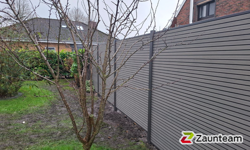 System WPC Sichtschutz, Neo Platinum mit Alupfosten einbetoniert wurde in Aurich von Zaunteam Ostfriesland, Südbrookmerland im Jahr 2025 erstellt.