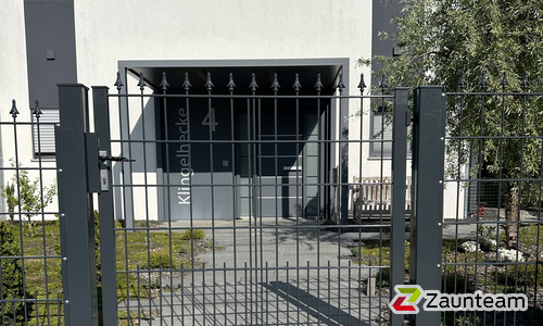 Deko-Doppelstabmatten Tor 1-flüglig wurde in Riedlingen von Zaunteam Oberschwaben, Obermarchtal im Jahr 2025 erstellt.