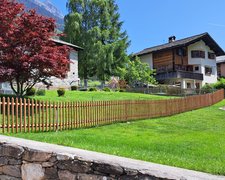 Palisaden mit T-Stahlpfosten verzinkt einbetoniert wurde in Stampa von Zaunteam Engadin, Zernez im Jahr 2025 erstellt.