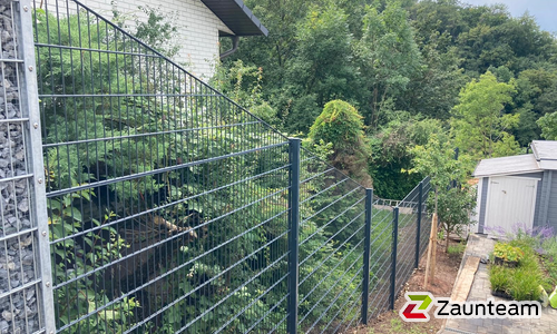 Doppelstabmatten schwer feuerverzinkt und anthrazit beschichtet mit Pfosten 60 x 40 mit Abdeckleisten einbetoniert wurde in Lörrach von Zaunteam Granacher, Lauchringen im Jahr 2021 erstellt.